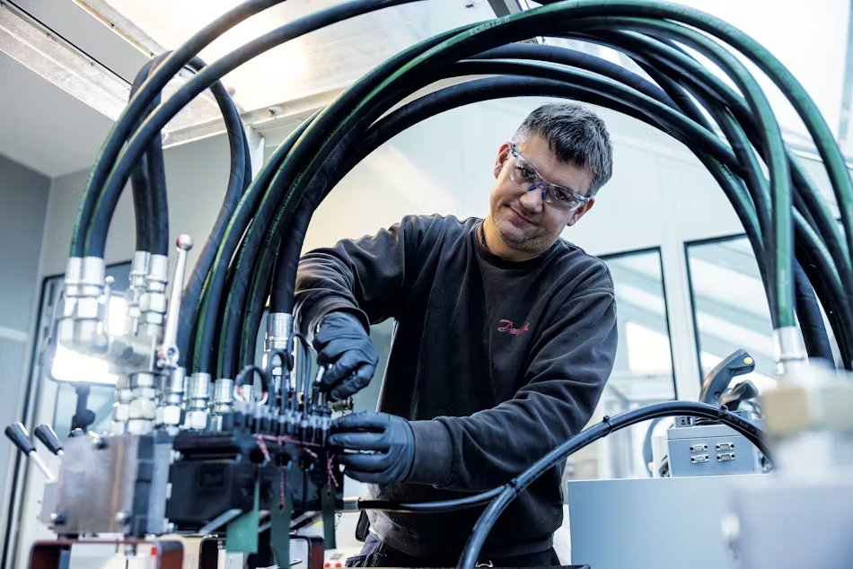 正确安装和布置液压软管有助于延长软管使用寿命