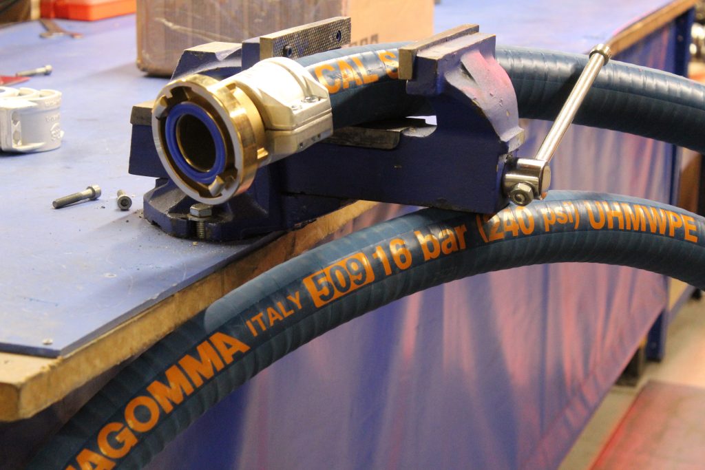 HoseMan工程师进行工业软管现场压力测试