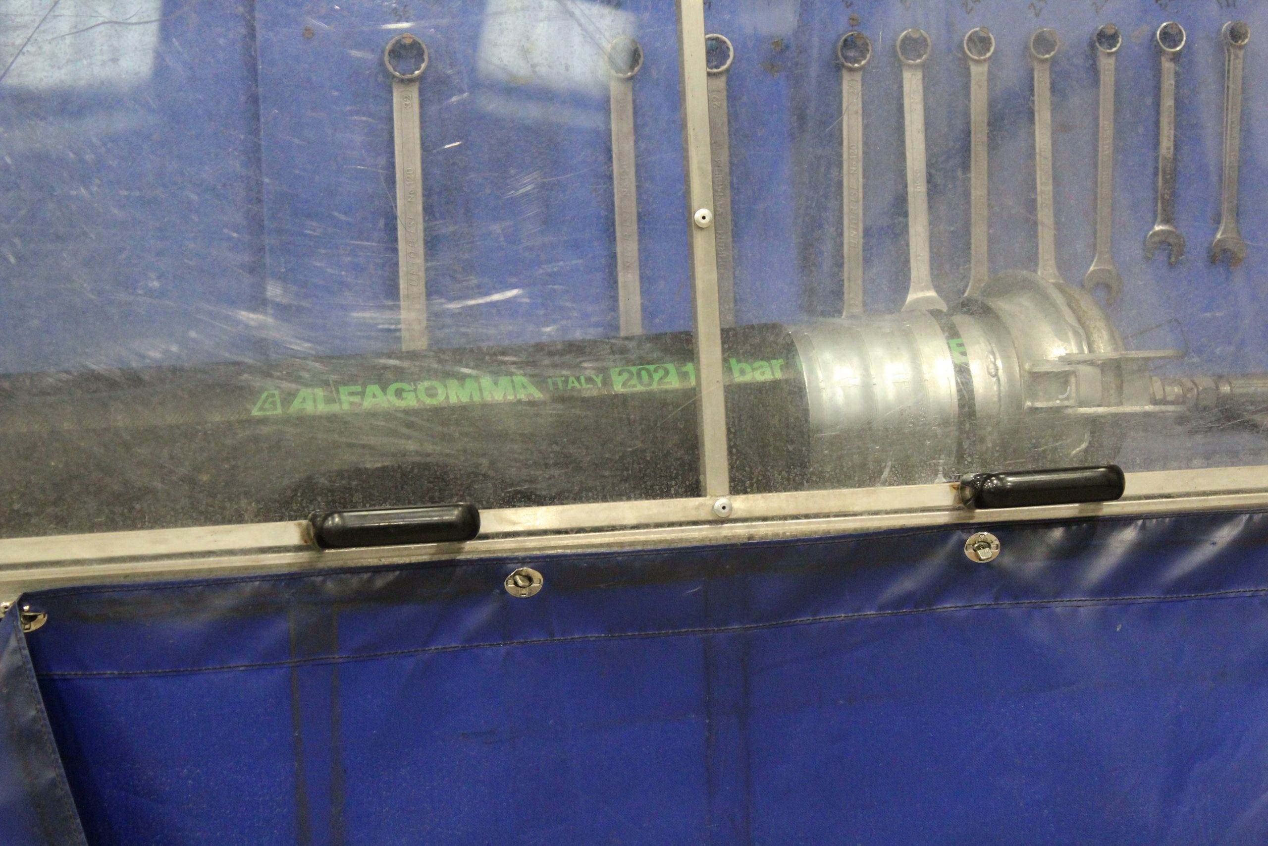 Alfagomma大口径水软管正在进行高压注水测试